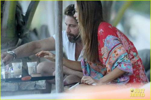 gerard-butler-beach-nye-03.jpg