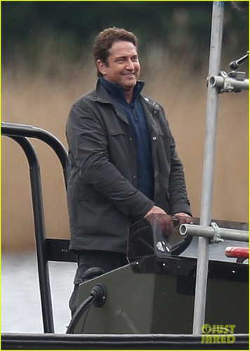 gerard-butler-jokes-around-on-set-of-angel-has-fallen-04.jpg