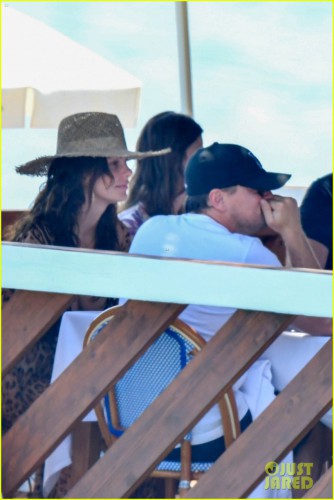 поз-camila-morrone-grab-lunch-with-friends-on-italian-getaway-42.jpg