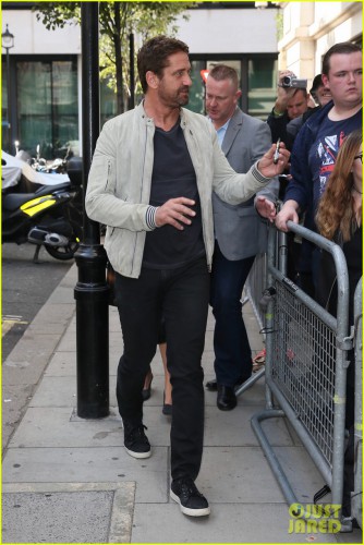 23-36-45-gerard-butler-hits-london-to-promote-new-movie-hunter-killer-01.jpg
