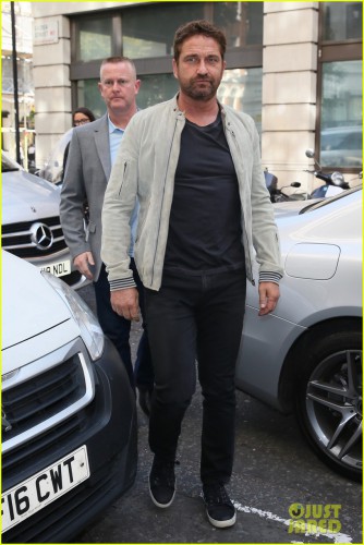 23-37-14-gerard-butler-hits-london-to-promote-new-movie-hunter-killer-04.jpg