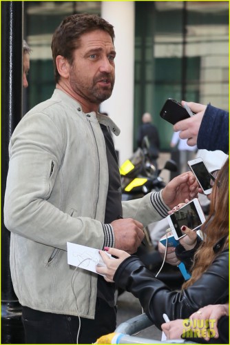 23-39-25-gerard-butler-hits-london-to-promote-new-movie-hunter-killer-26.jpg
