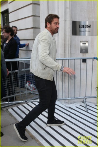 23-39-59-gerard-butler-hits-london-to-promote-new-movie-hunter-killer-13.jpg