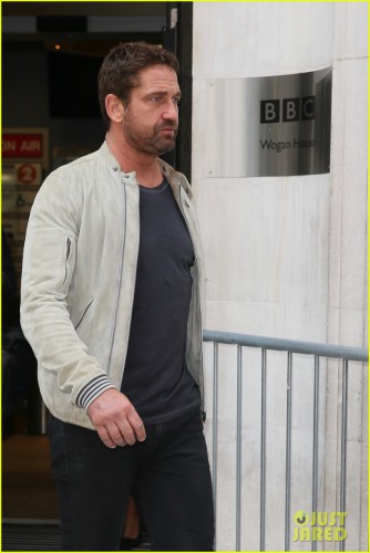 23-40-06-gerard-butler-hits-london-to-promote-new-movie-hunter-killer-15.jpg