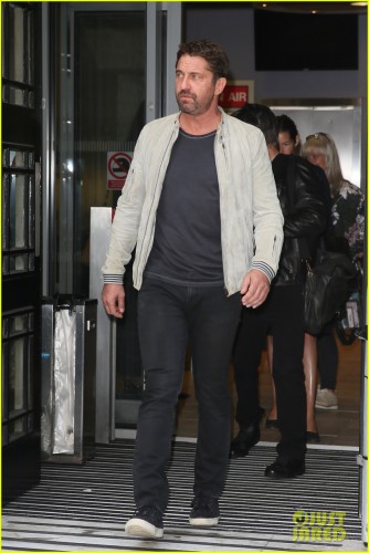 23-38-16-gerard-butler-hits-london-to-promote-new-movie-hunter-killer-14.jpg