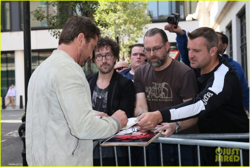 23-37-47-gerard-butler-hits-london-to-promote-new-movie-hunter-killer-08.jpg