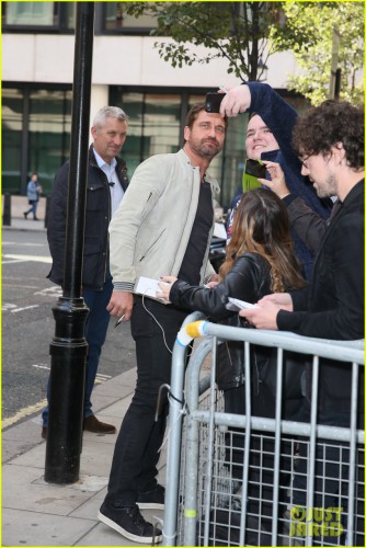 23-37-51-gerard-butler-hits-london-to-promote-new-movie-hunter-killer-09.jpg