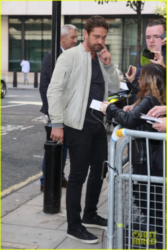 23-37-56-gerard-butler-hits-london-to-promote-new-movie-hunter-killer-10.jpg