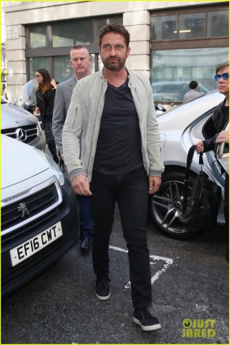 23-37-34-gerard-butler-hits-london-to-promote-new-movie-hunter-killer-06.jpg