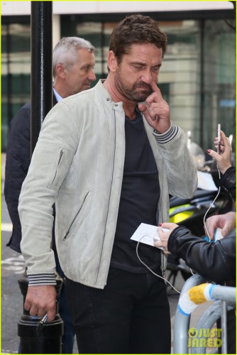 23-39-30-gerard-butler-hits-london-to-promote-new-movie-hunter-killer-27.jpg