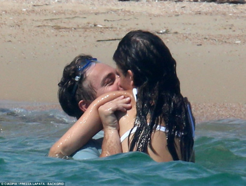 4EF0914B00000578-6040615-Passionate_The_couple_seemed_unable_to_keep_their_hands_off_each-m-44_1533753529765.jpg