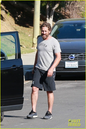 gerard-butler-bike-ride-with-friends-08.jpg