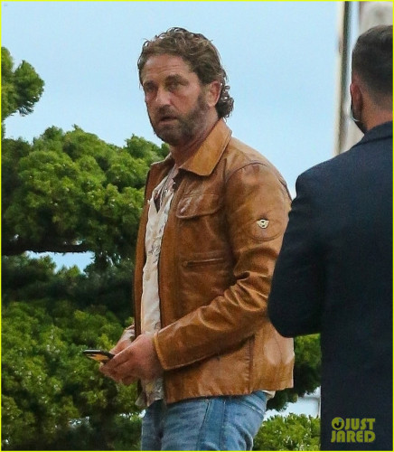 gerard-butler-goes-out-for-dinner-02.jpg