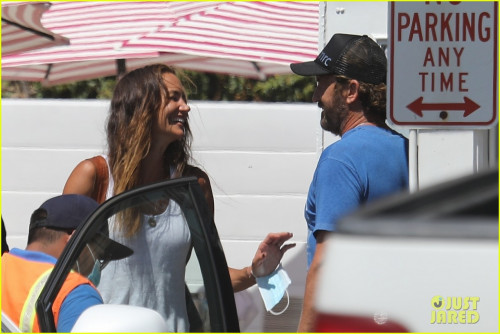 gerard-butler-morgan-brown-bike-to-lunch-in-malibu-01.jpg