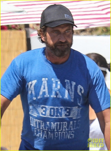 gerard-butler-morgan-brown-bike-to-lunch-in-malibu-02.jpg