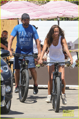 gerard-butler-morgan-brown-bike-to-lunch-in-malibu-03.jpg