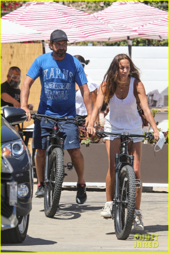 gerard-butler-morgan-brown-bike-to-lunch-in-malibu-05.jpg