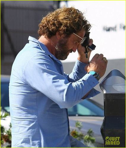 gerard-butler-looks-cool-while-meeting-up-with-a-friend-01.jpg