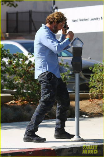 gerard-butler-looks-cool-while-meeting-up-with-a-friend-04.jpg
