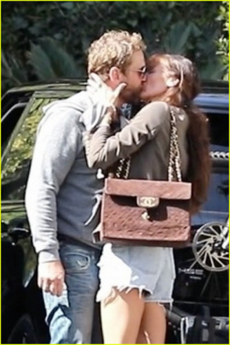 gerard-butler-pda-filled-photos-with-morgan-brown-04.jpg