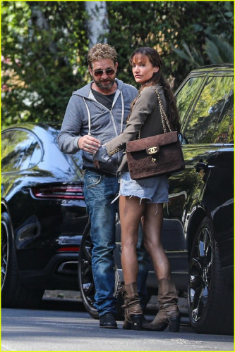 gerard-butler-pda-filled-photos-with-morgan-brown-06.jpg