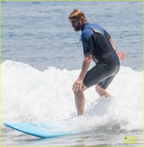 gerard-butler-morgan-brown-surfing-beach-day-10.jpg