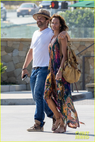 gerard-butler-girlfriend-morgan-brown-head-out-on-lunch-date-01.jpg