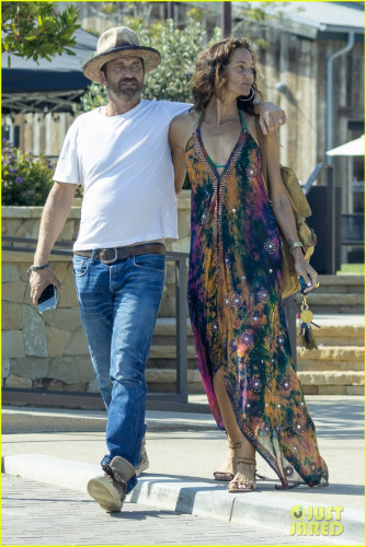 gerard-butler-girlfriend-morgan-brown-head-out-on-lunch-date-05.jpg
