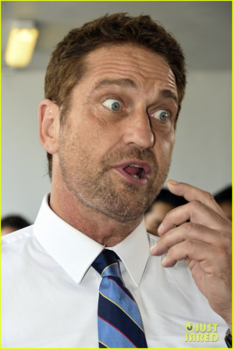 gerard-butler-pilot-wardrobe-puerto-rico-airport-16.jpg