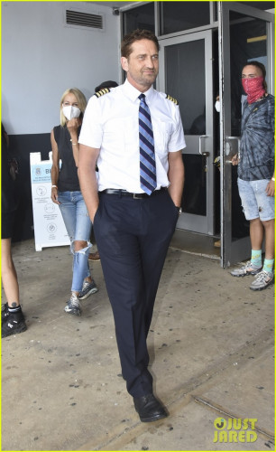 gerard-butler-pilot-wardrobe-puerto-rico-airport-11.jpg