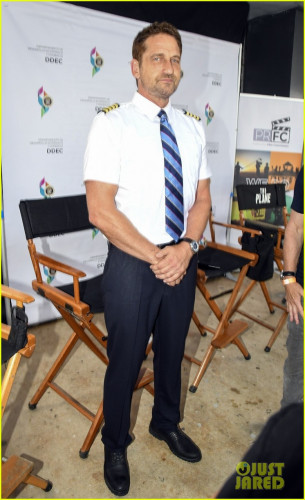 gerard-butler-pilot-wardrobe-puerto-rico-airport-07.jpg