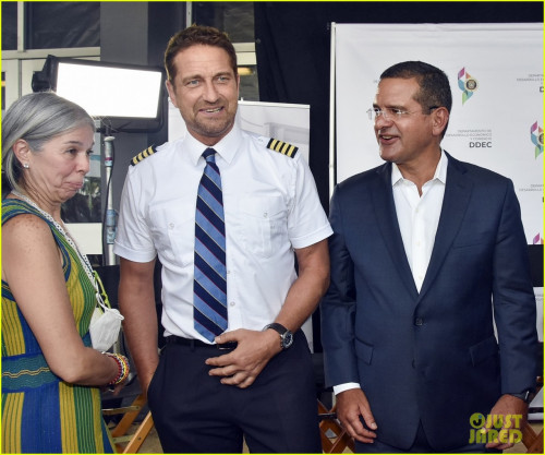 gerard-butler-pilot-wardrobe-puerto-rico-airport-04.jpg