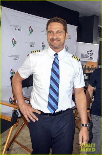 gerard-butler-pilot-wardrobe-puerto-rico-airport-03.jpg