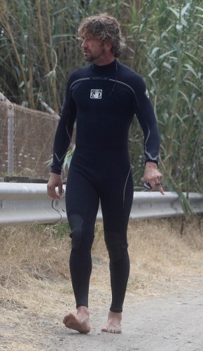 gerard-butler-wetsuit-09.jpg